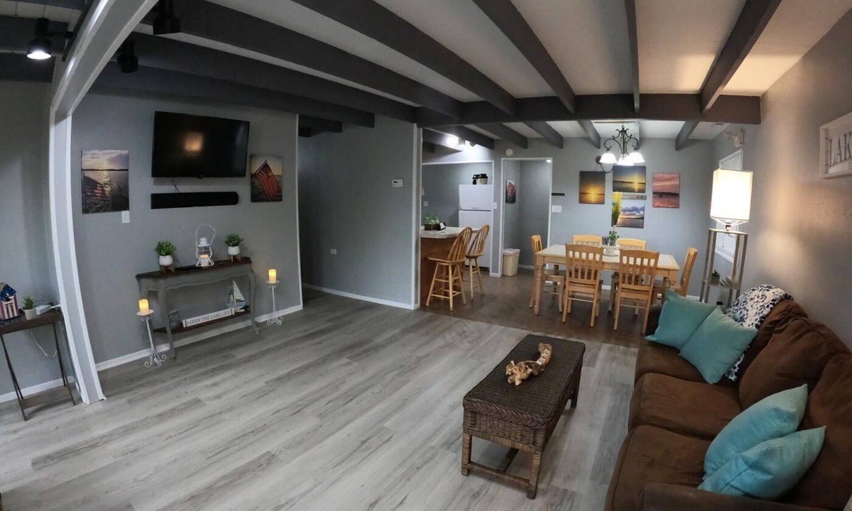 Eddyville House | Holiday House (Sleeps 1-12) - Offer a 4-bedroom, 2-bath unit with 1 queen, 3 full, 4 twin beds, and a pull-out sofa.