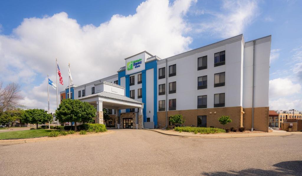 Minnetonka Hotel | Holiday Inn Express Hotel & Suites Minneapolis - Minnetonka by IHG