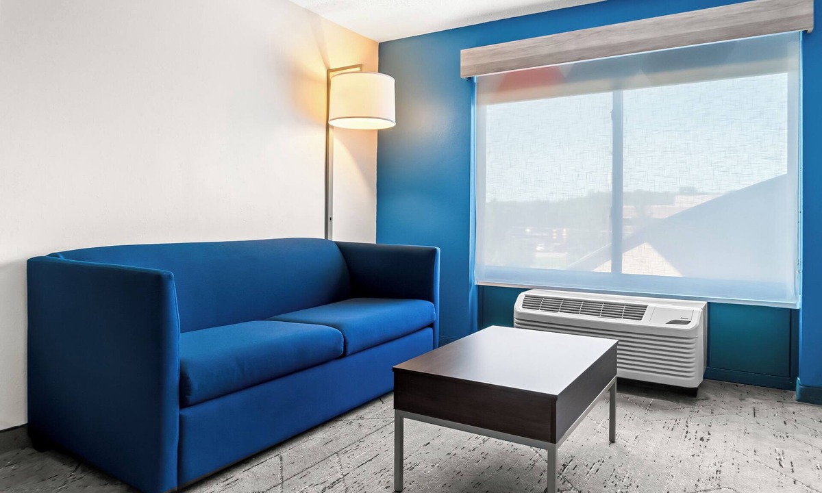Roseville Hotel | Holiday Inn Express & Suites Detroit North - Roseville by IHG