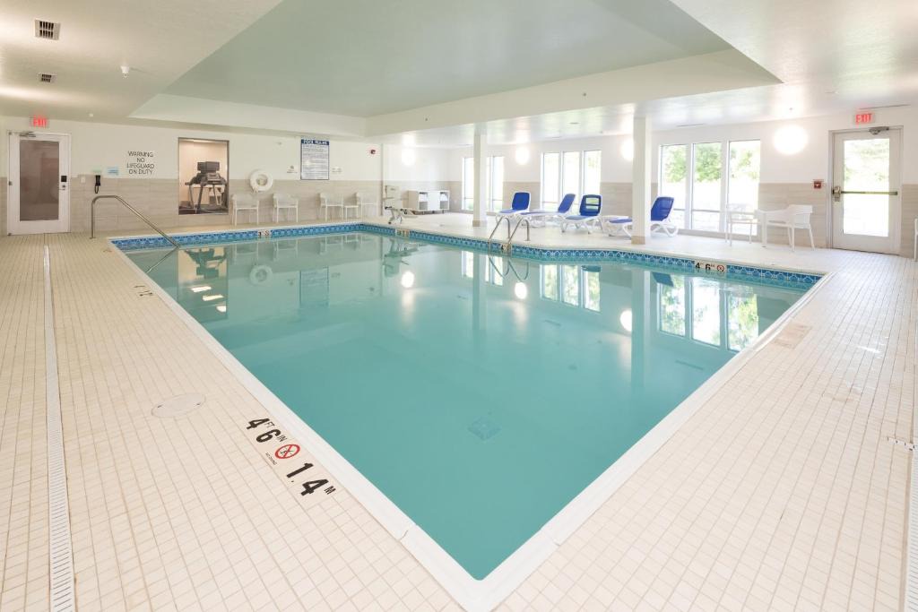 Michigan City Hotel | Holiday Inn Express & Suites - Michigan City by IHG