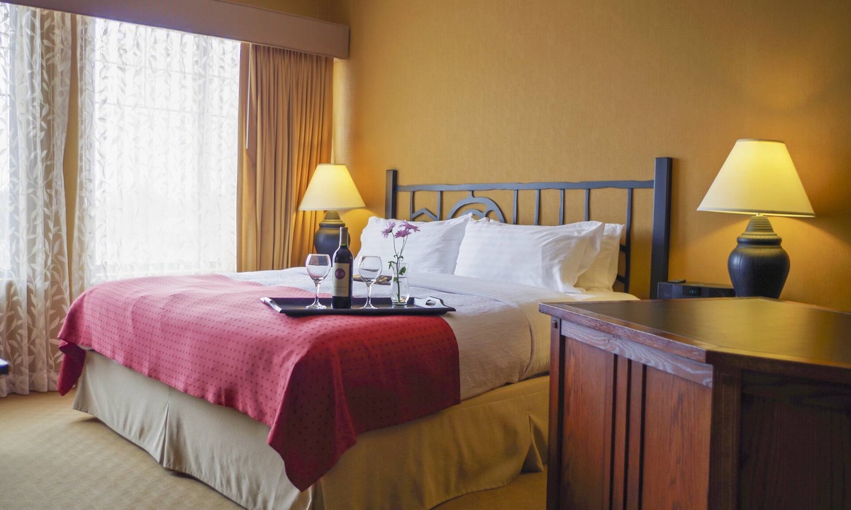 Pewaukee Hotel | Holiday Inn Pewaukee - Milwaukee West by IHG