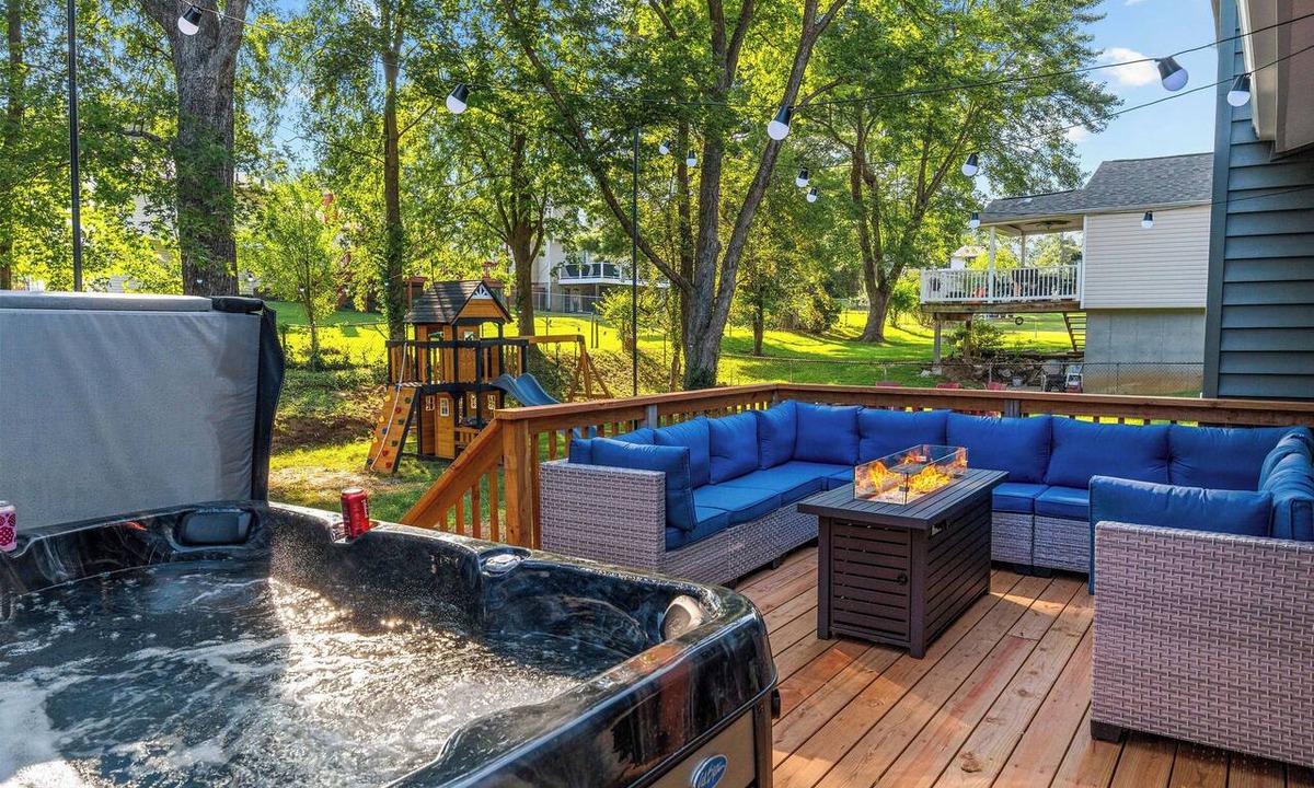 St. Peters House | Hot Tub, Game Room with Arcades, 3 King Beds, Fire Pit - Sleeps 11