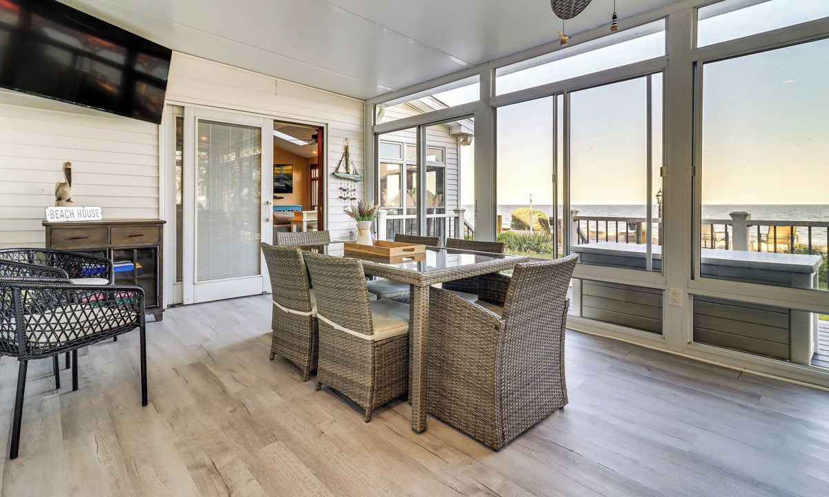 La Salle House | Hot Tub & Private Beach! Lake Erie Family Getaway
