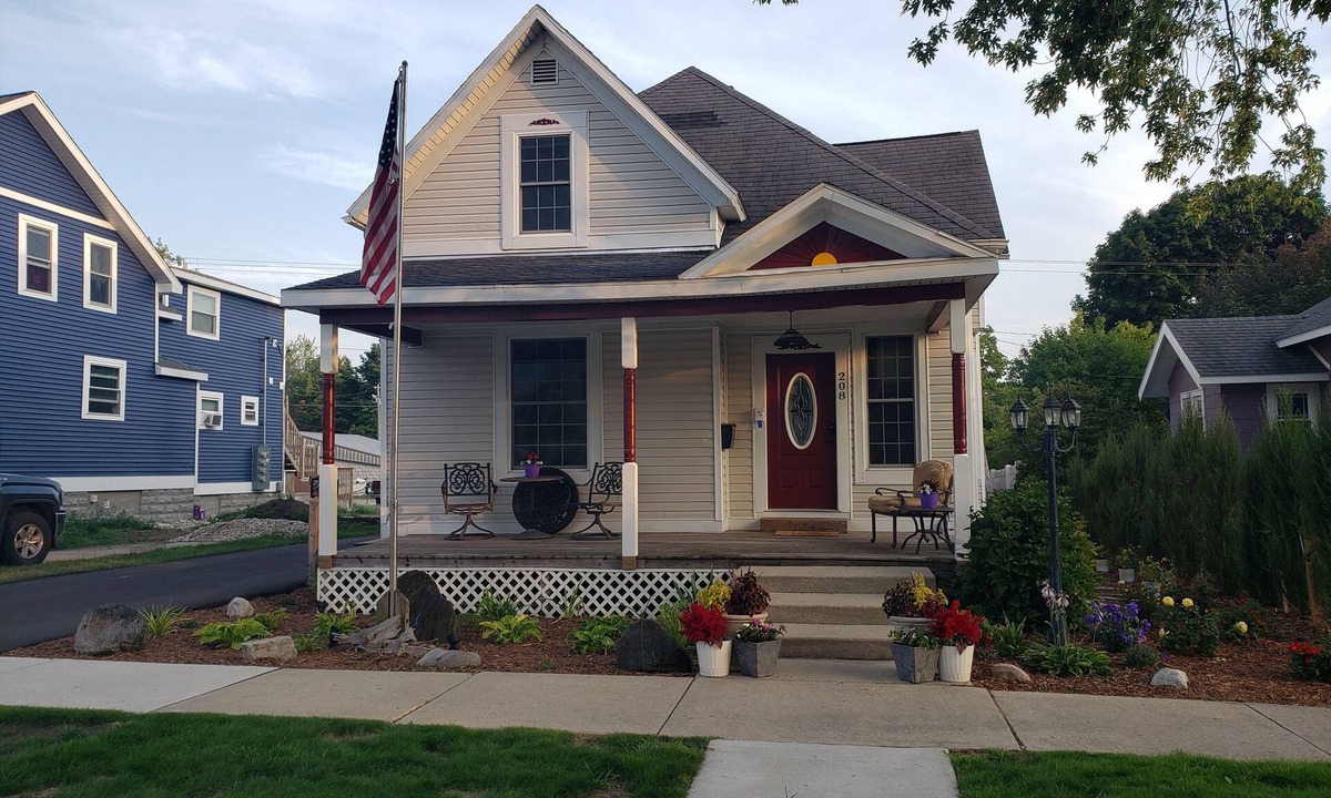 Ludington House | HOT TUB! SLEEPS 12. Less than 1.5 blocks from the main corner Downtown Ludington