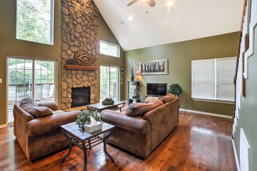 Blue Eye House | Hot Tub & Wooded Views: Lakefront Blue Eye Cottage