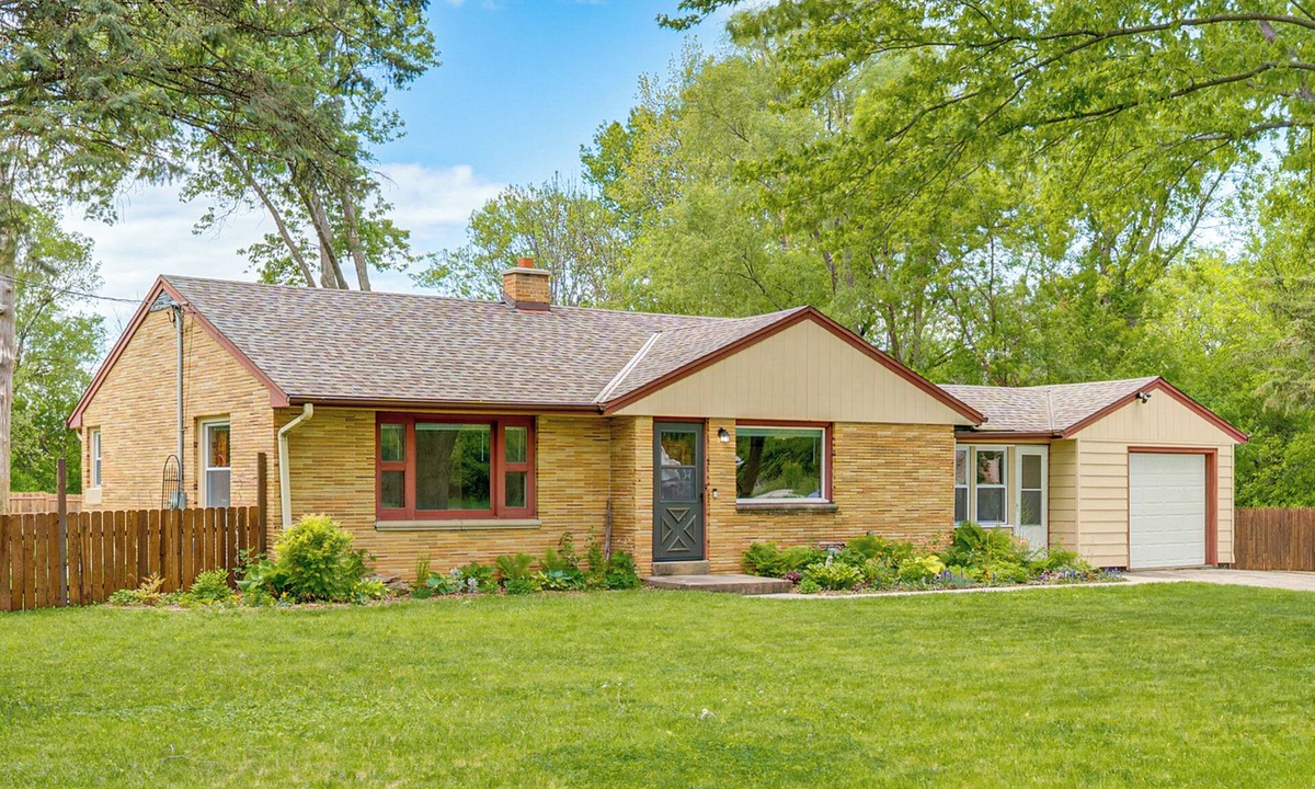 Colgate House | Huge Yard, Fire Pit, Garden! Milwaukee Family Home