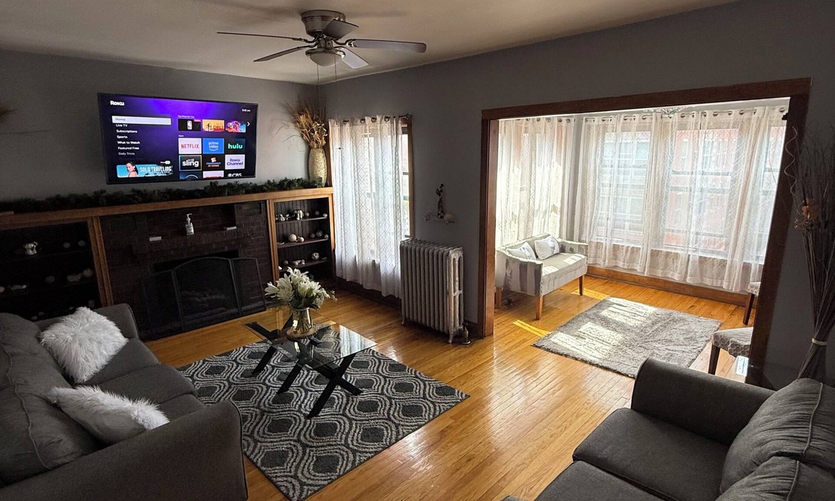 Grand Boulevard Apartment | Hyde Park/Bronzeville Apartment 3E