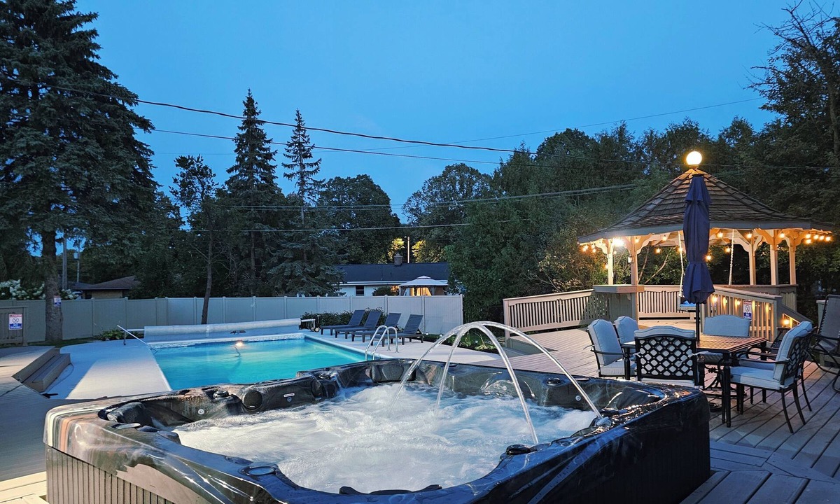 Green Bay House | INGROUND POOL - HOT TUB - THEATER ROOM - SLEEPS 15!