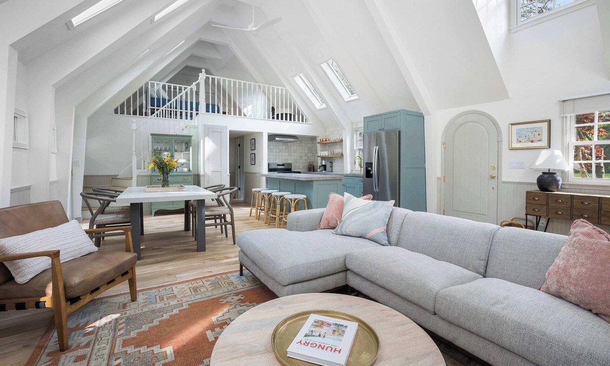 New Buffalo House | Juniper Presents: The Songbird 1min to Private Beach, High-end Design & Hot tub