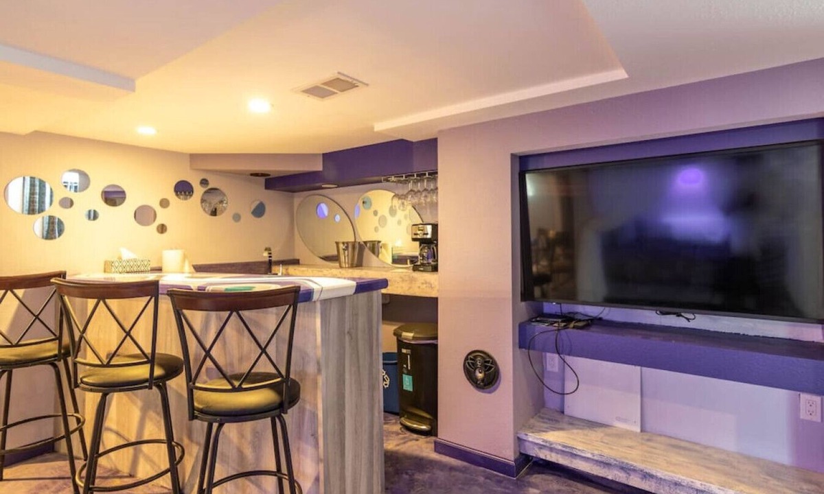 Highland Park House | Kickback House (Small Events Ok, Sleeps 12 w/bar & smoke room)