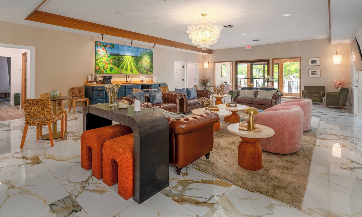 Cobden Hotel | King Suite, Hot Tub, walk to Iron Whisk