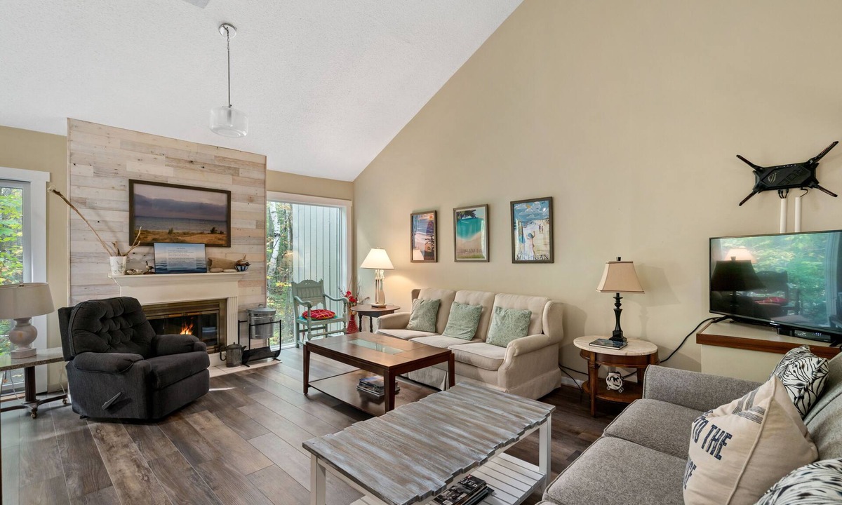 Harbor Springs Condo | Lake Access Retreat Near Harbor Springs
