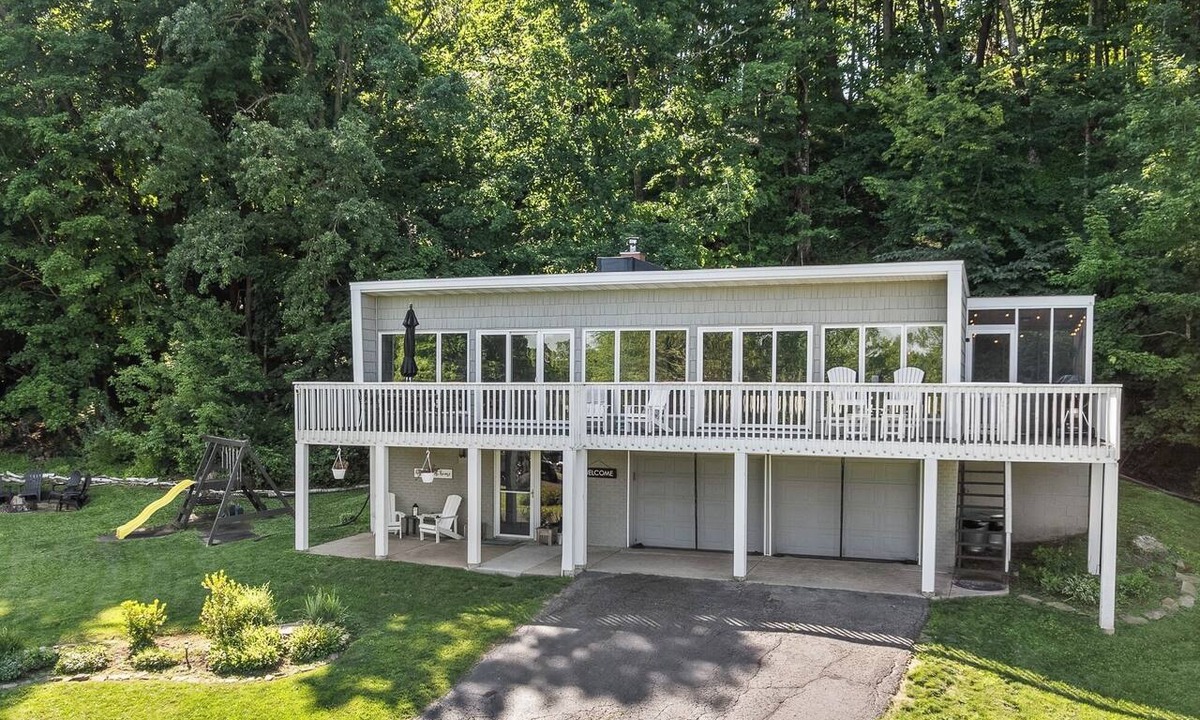 Leland House | Lake Redstone Home - Easy Access to Wisconsin Dells