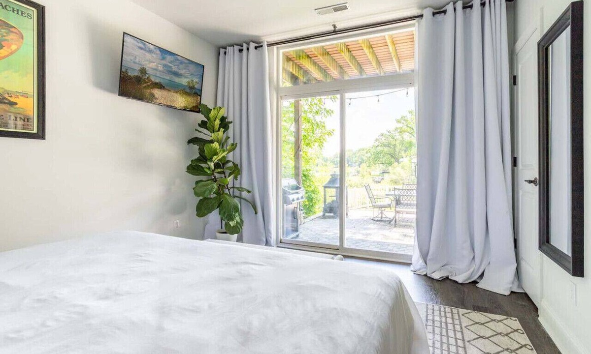 Valparaiso Condo | Lake retreat with unique dome near Indiana Dunes