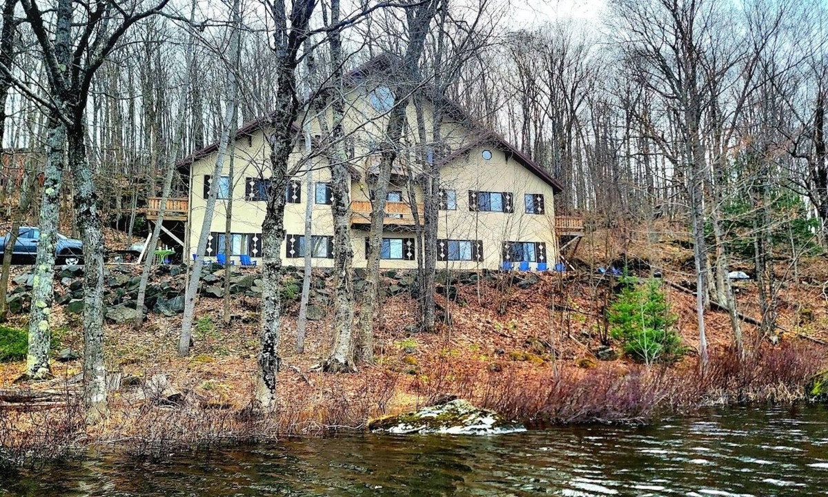 Upson House | LAKEFRONT 2-bedroom Chateau Getaway at Whitecap Mountains Resort Unit 3