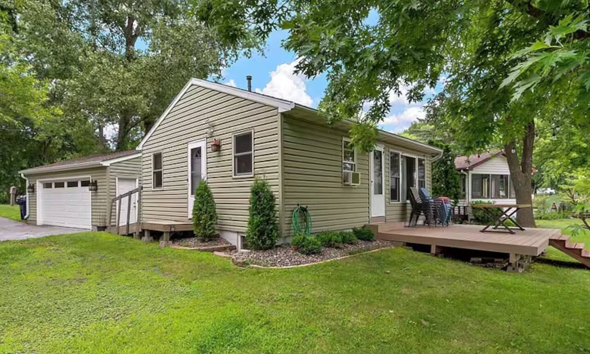 Lindstrom Cabin | Lakefront Cabin - Paddleboat, Paddleboards & Fishing Dock Included. Pet friendly