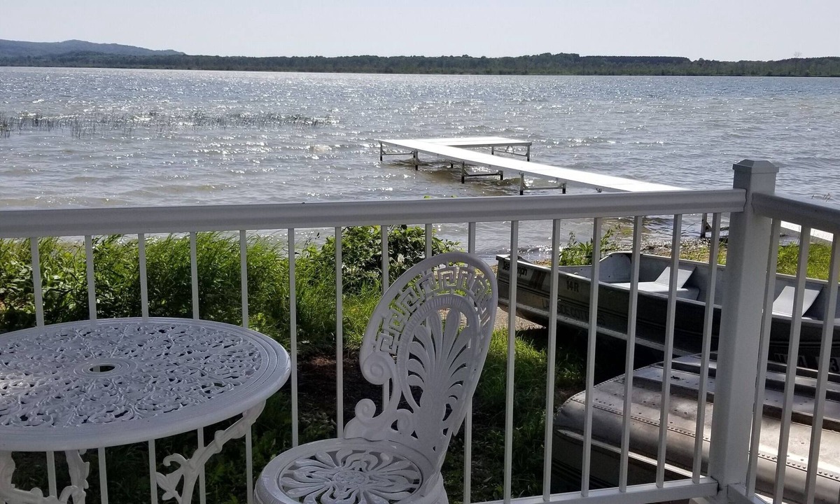 Frankfort Cottage | Lakefront Cottage #3, AC, Newly Remodeled, 4 SUPs, 8 Kayaks, Rowboats