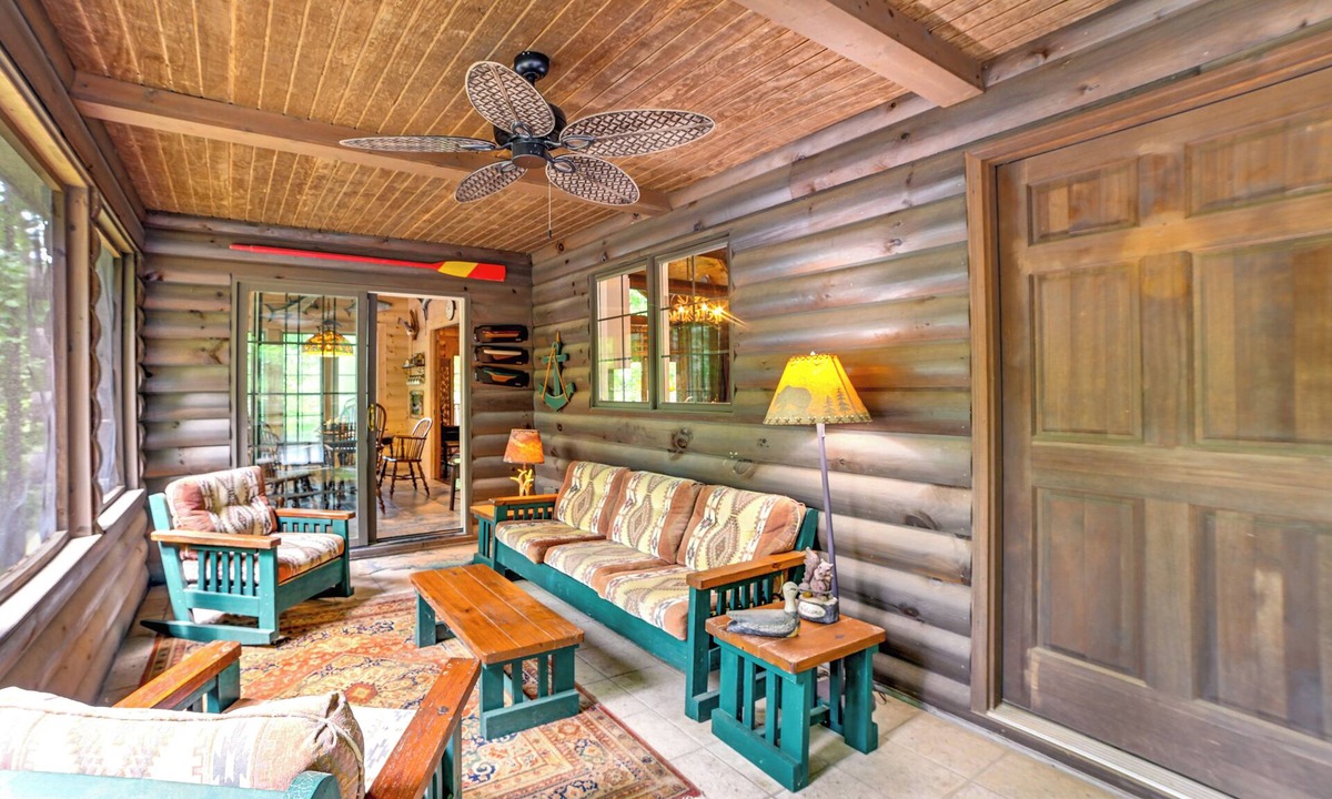 Kuttawa Cabin | Lakefront Kuttawa Cabin w/Private Dock & Hot Tub!