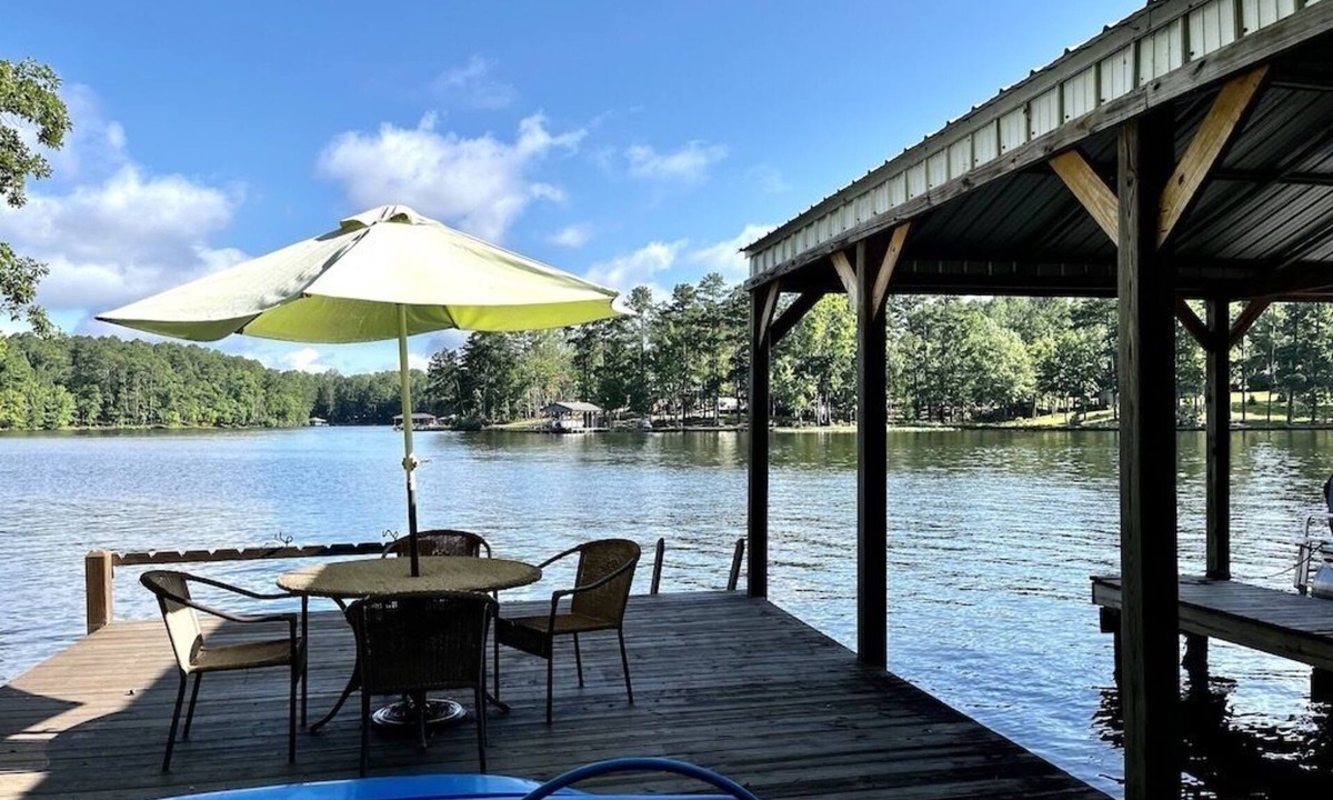Milledgeville Cabin | Lakefront, Pet friendly, EV Charging, Kayaks, Pontoon Boat available, Boat Slip