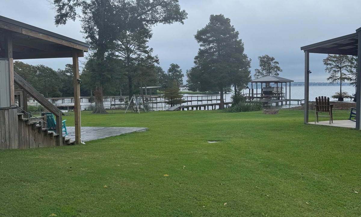 Lake View House | Lakefront quiet Charming 3-bedroom house with WiFi and AC in serene Shreveport.