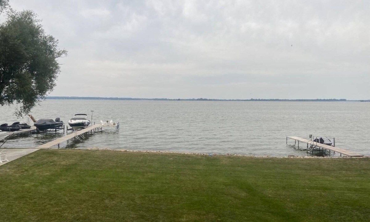 Butte Des Morts House | Lakeside- peekaboo views, dock access: ensuite baths, professionally furnished.