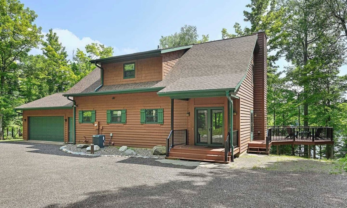 Presque Isle House | Lakeview cabin I Kayak I Fire Pit I Pontoon Rental
