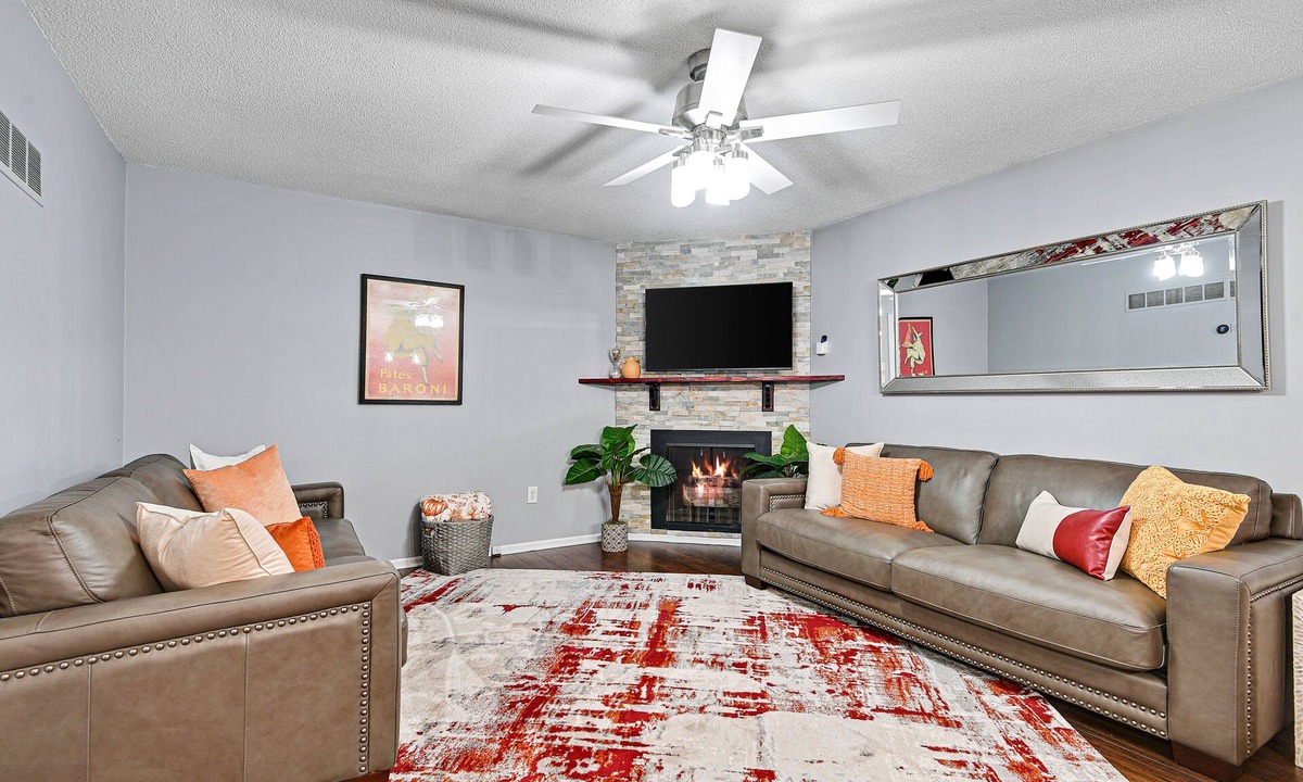 Merriam House | ♧Large Groups Welcome♧Peloton Bike+Tread♧Ping Pong Table♧Deck♧8 TVs♧Parking