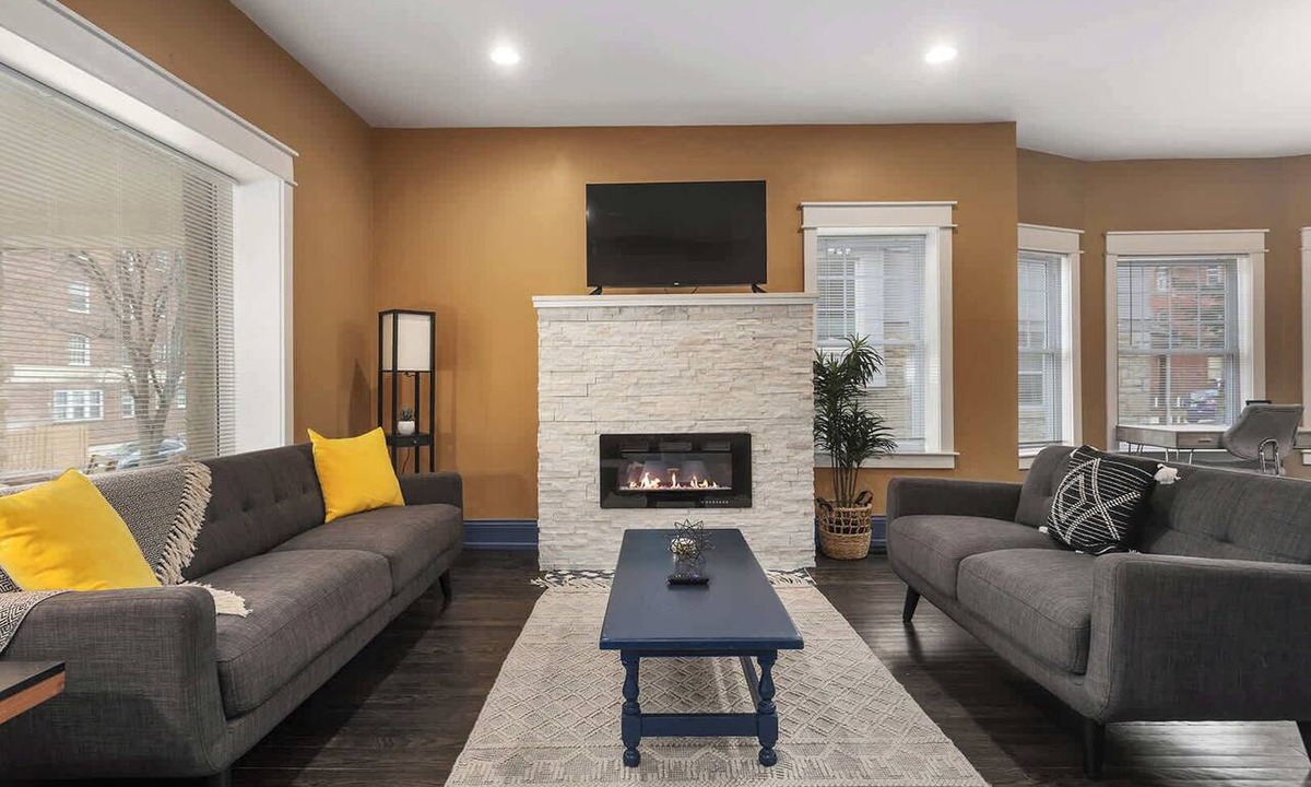 Hanover Place House | Large Home Sleeps 9 Near Plaza, Dogs Ok