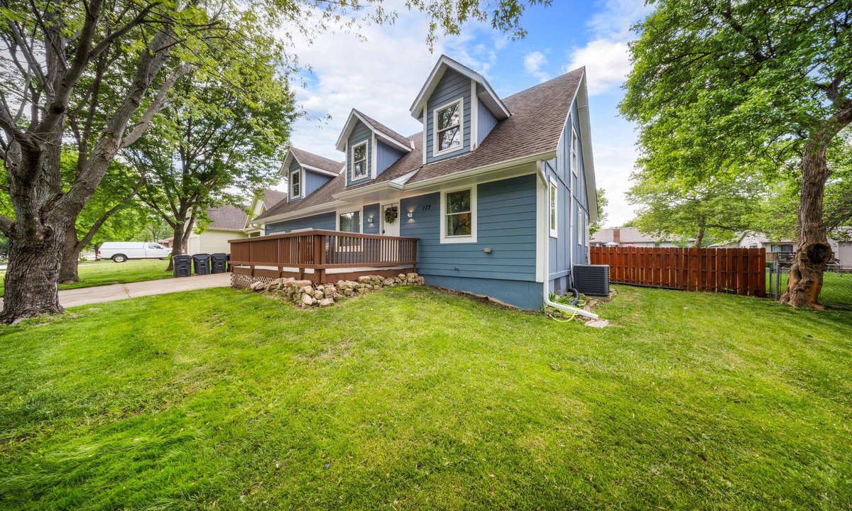 Olathe House | Large Home with 14 beds! Bunk House, Outdoor Patio and plenty of Parking