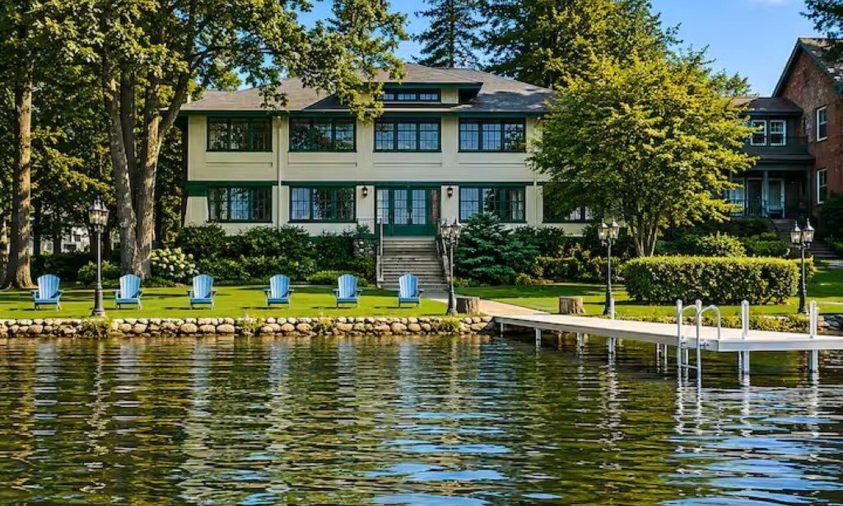 McHenry House | Large Lakefront Retreat on Pistakee Lake - 6BR/3.5BA