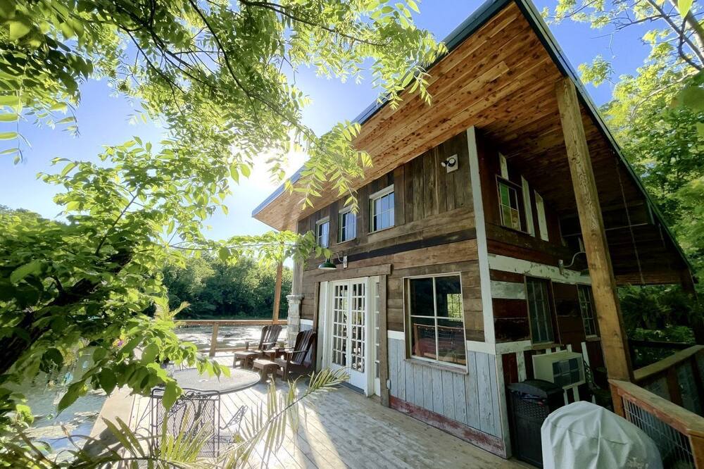 Excelsior Springs Cabin | Light-Filled Lakeside Cabin with Private 15-Acre Spring-Fed Lake Near Downtown Excelsior Springs, Missouri
