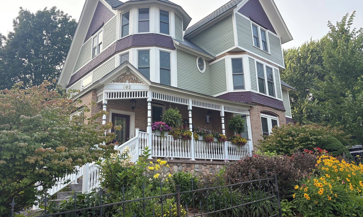 Marquette Apartment | Lincoln Manor, an 1890 Victorian home. 3rd floor apartment has beautiful views.