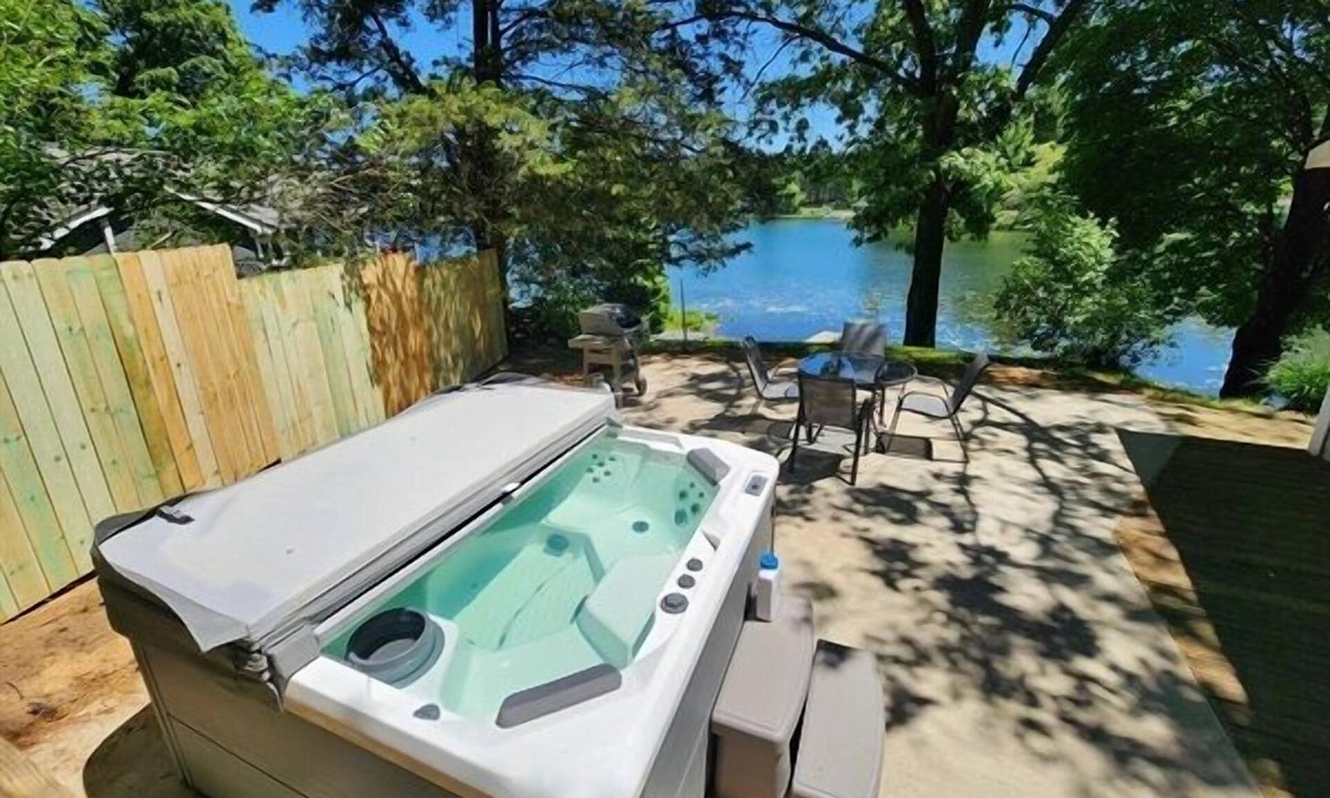 Greenville Cottage | Little Blue Lake Front Cottage + Hot Tub