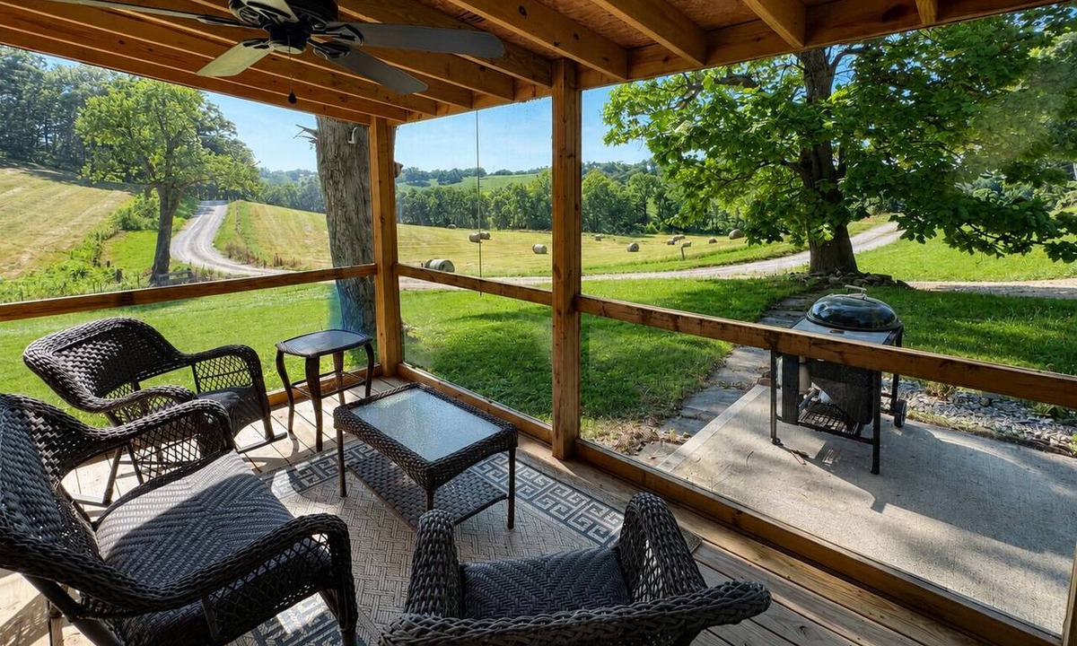 New London Other | Little House on the Hill - Family and Pet Friendly Serene Farmhouse