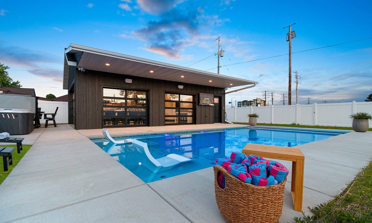 Green Bay House | Lombardi 5BR Pool House & Hot Tub