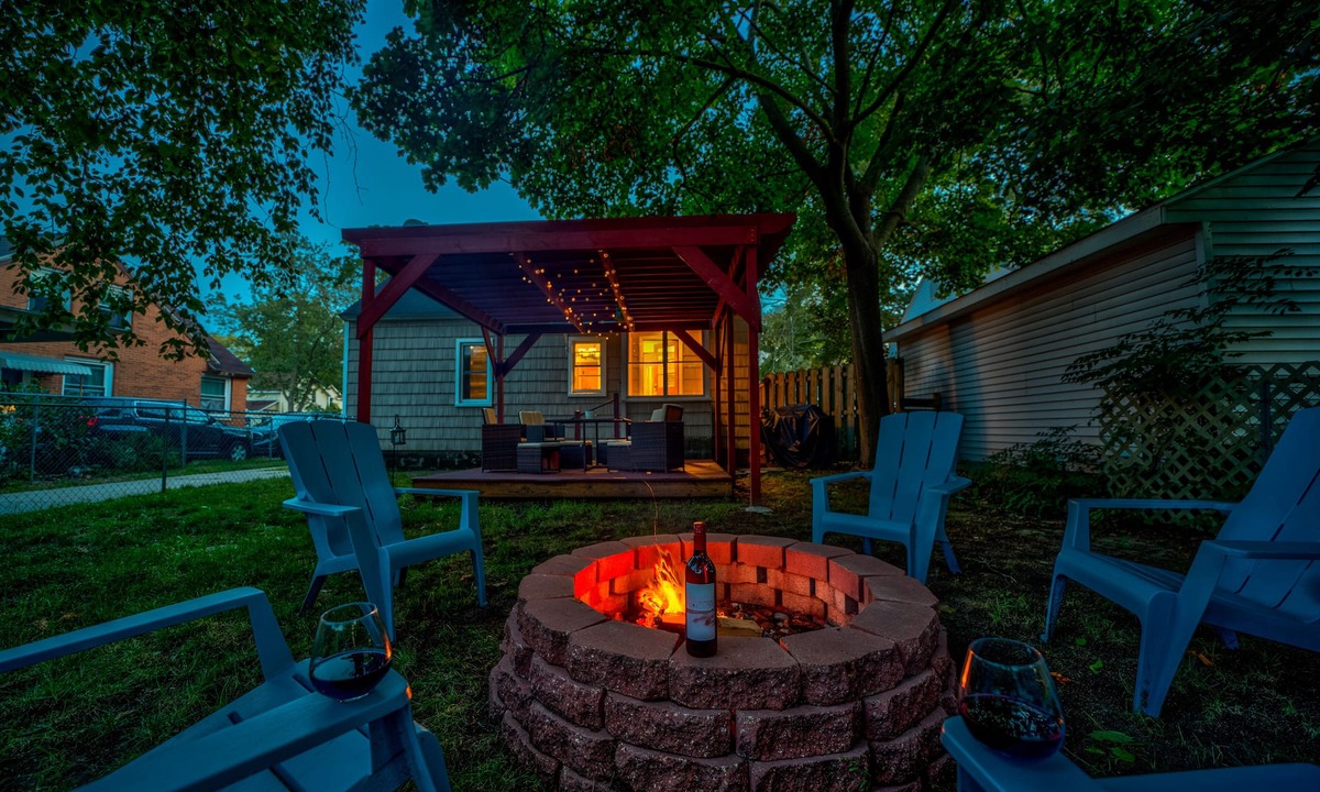 Muskegon House | Lovely Lakeside Retreat