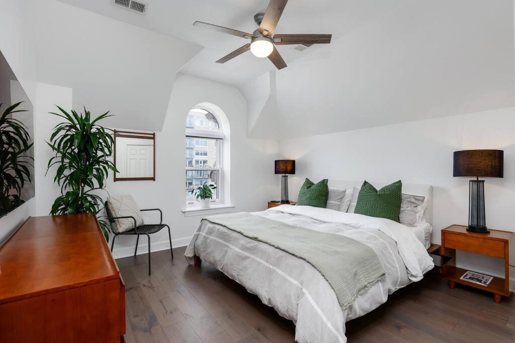 Midtown Apartment | Lumber Barons Detroit Brush Park Penthouse 3BR 2 Kings 1 Queen 2 Baths 1 Car Garage