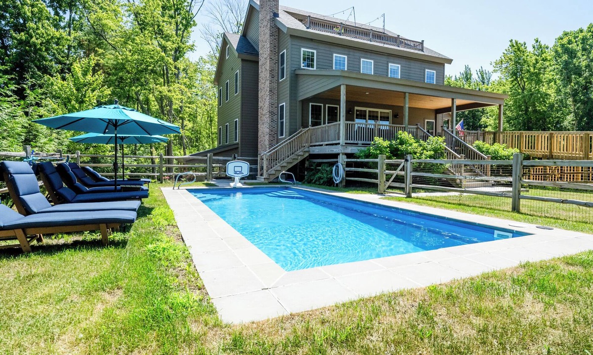 Miami Park House | Luxe family Retreat - Walk to Private Beach - Pool - Hot Tub - Arcades