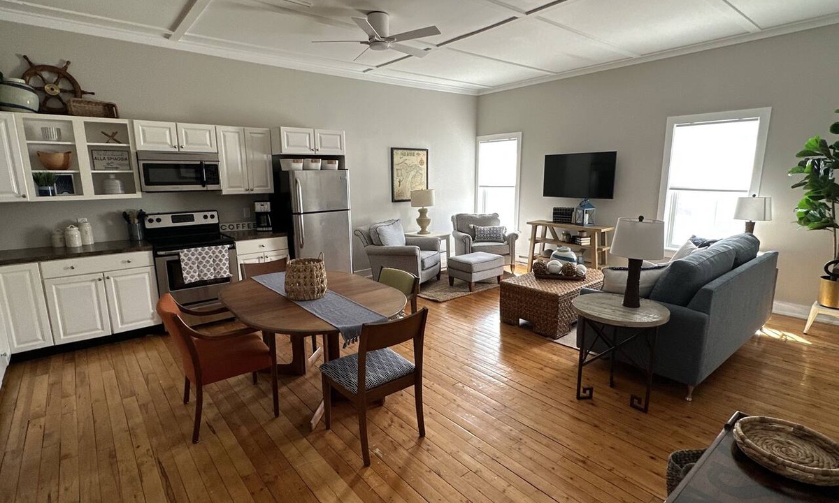 Northport Apartment | Luxury 2 bed apt in Northport! Walk to everything (next door to Piper apt)