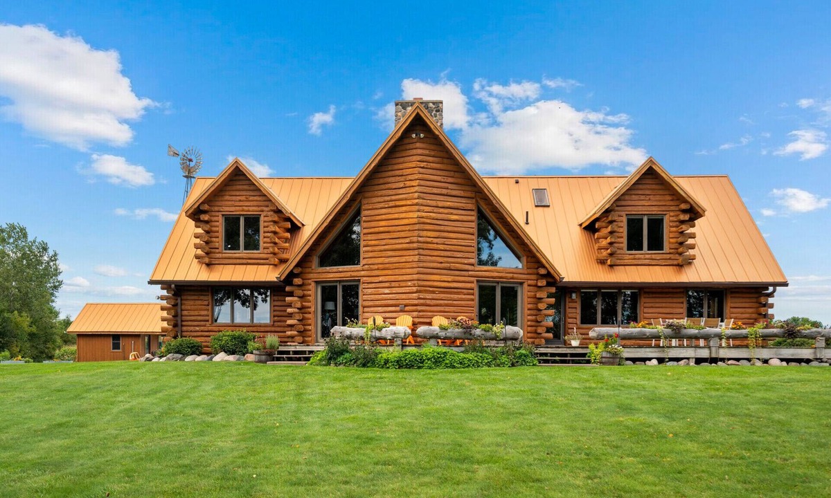 Grandy House | Luxury Lake Retreat w/Indoor Pickleball Sleeps 12 55 Min from MSP