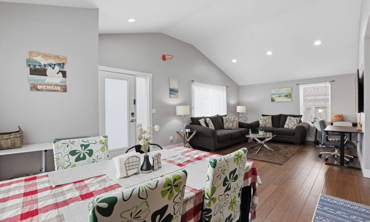 Madison Heights House | Luxury Meet Cozy Retreat 65"TV+3TVs NewStainlessSteelAppliances Fenced BBQ 3B2B
