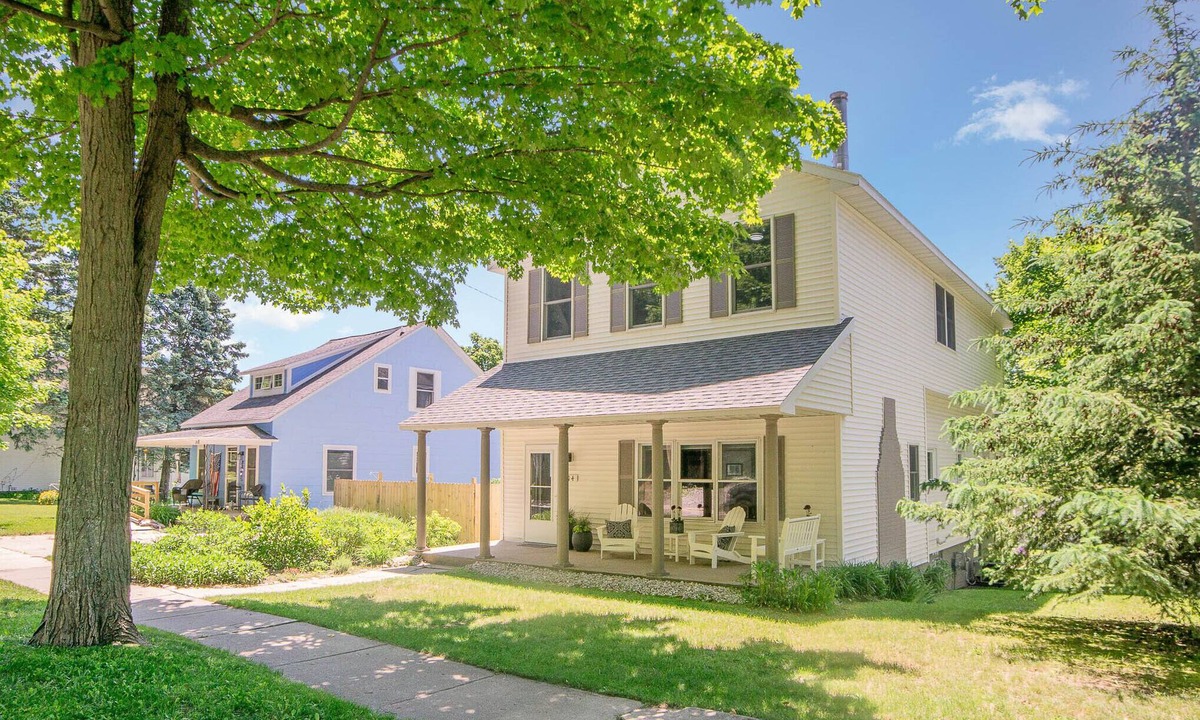 Frankfort House | M22 Rentals Premier Home - 3 blocks to Lake Michigan!nn2025 Calendar is OPEN!