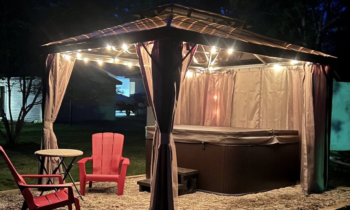 Lake House | Maple Street Cottage is the perfect couple’s retreat.