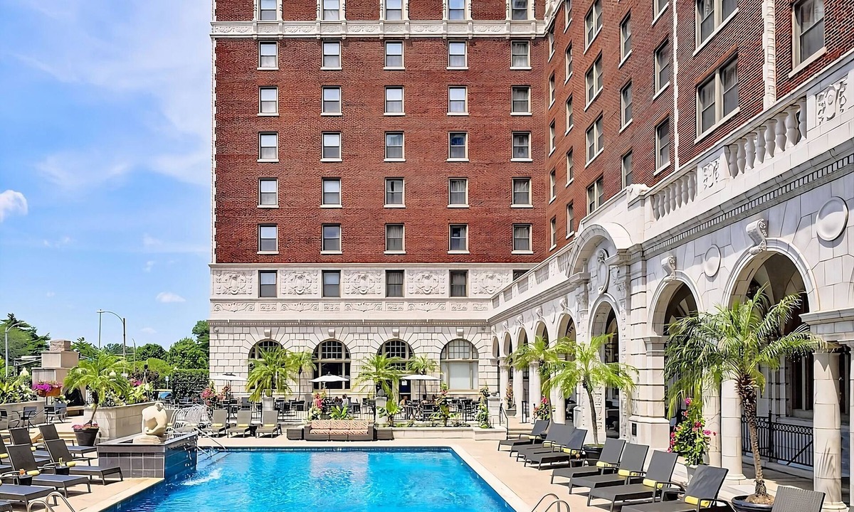 Central West End Hotel | Minutes away from Missouri Botanical Garden! Pets Are Welcome! Parking, Pool!