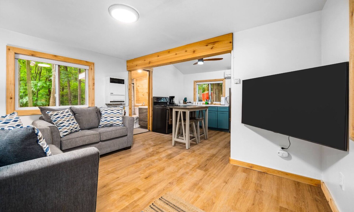 Mayfield Cabin | Modern Cabin Retreat l Arbutus Lake l Close to TC!