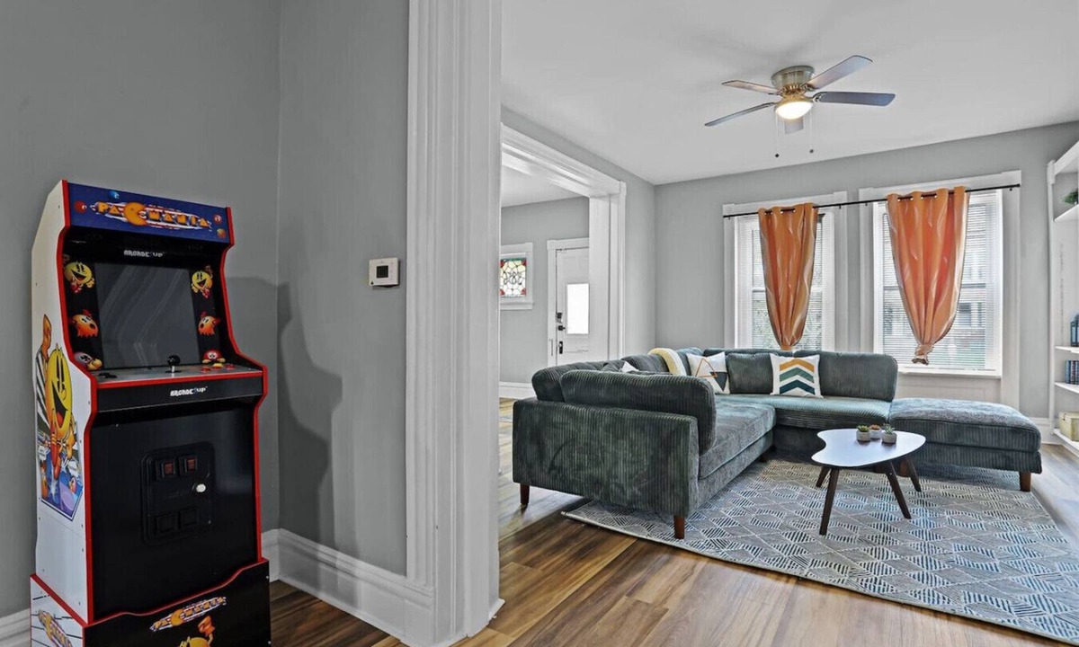 Shaw House | Modern Luxury Retreat |Pet-Friendly |Hot Tub |BBQ