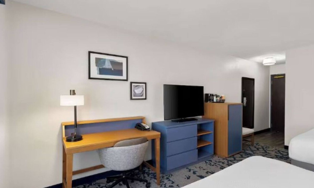 South Baton Rouge Hotel | Modern Rooms Near LSU, Near Downtown Baton Rouge w/Pool & Free Breakfast