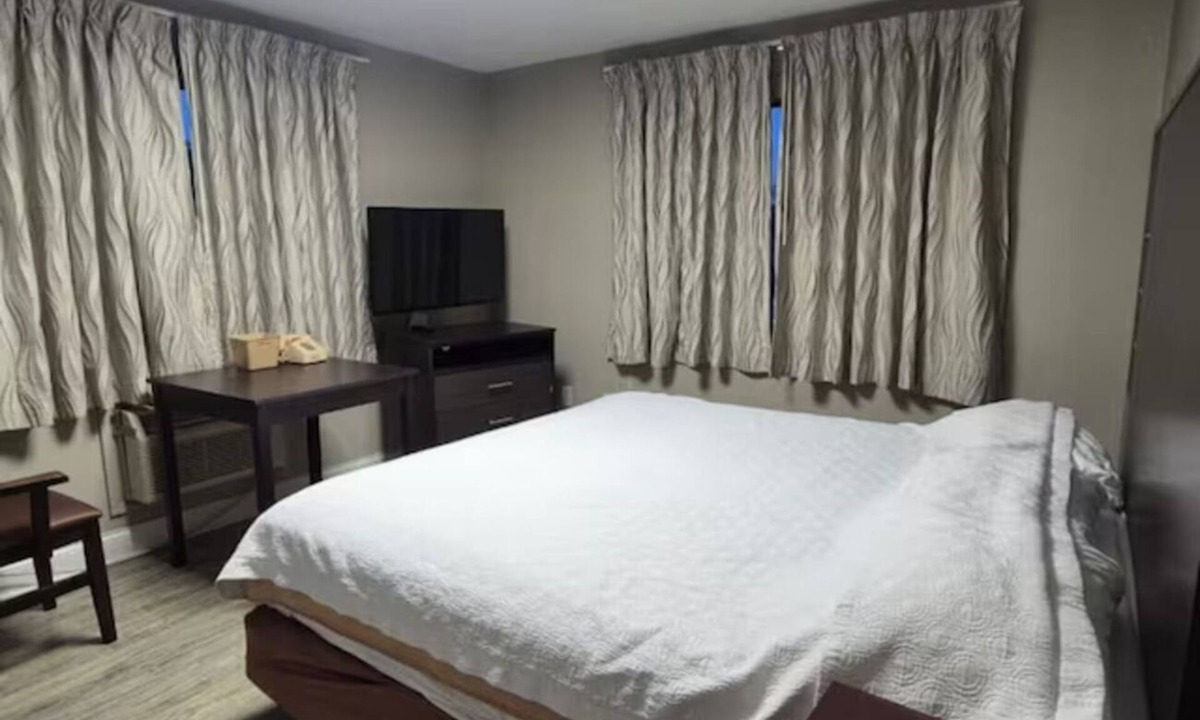 Merrillville Hotel | Modern Stay | Steps To Southlake Mall | Albanese Candy Factory & Waterpark