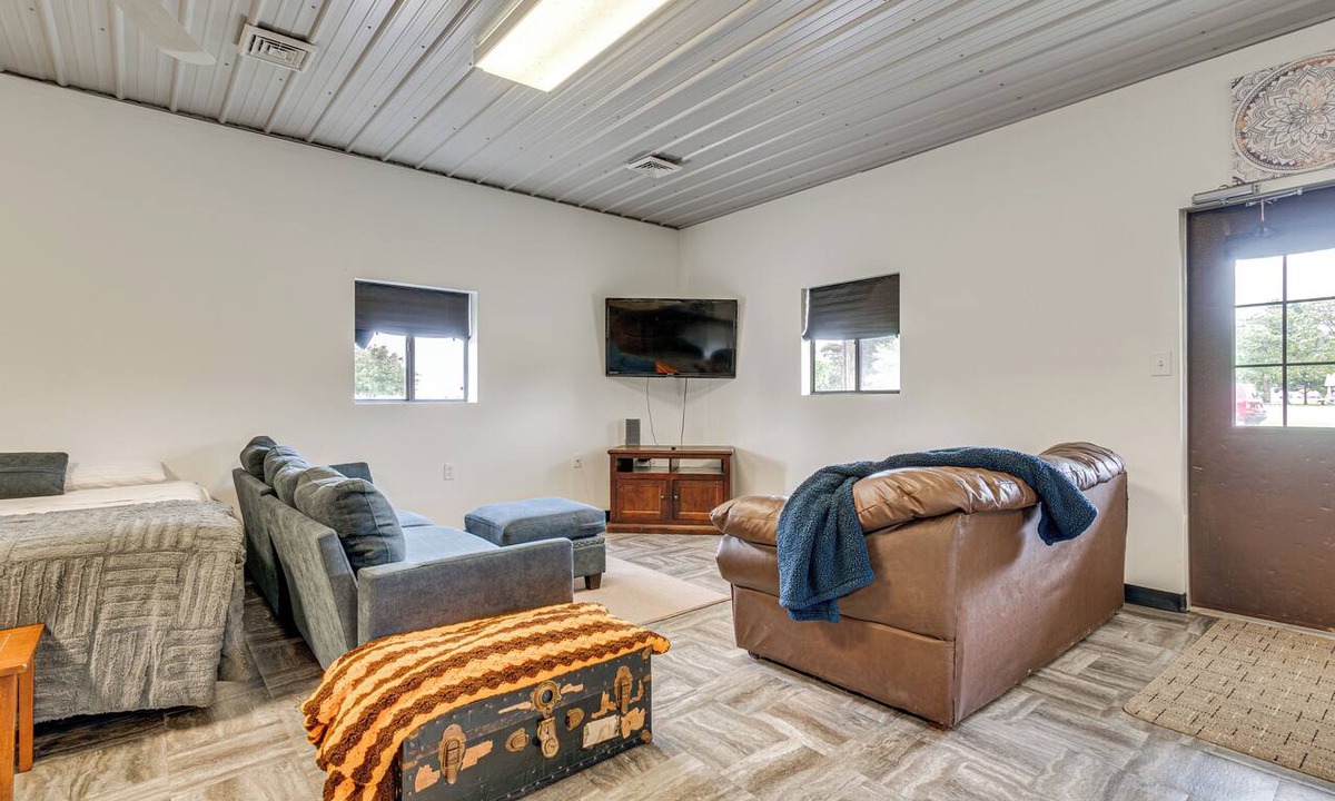 Montrose Apartment | Montrose Studio Getaway w/Covered Patio