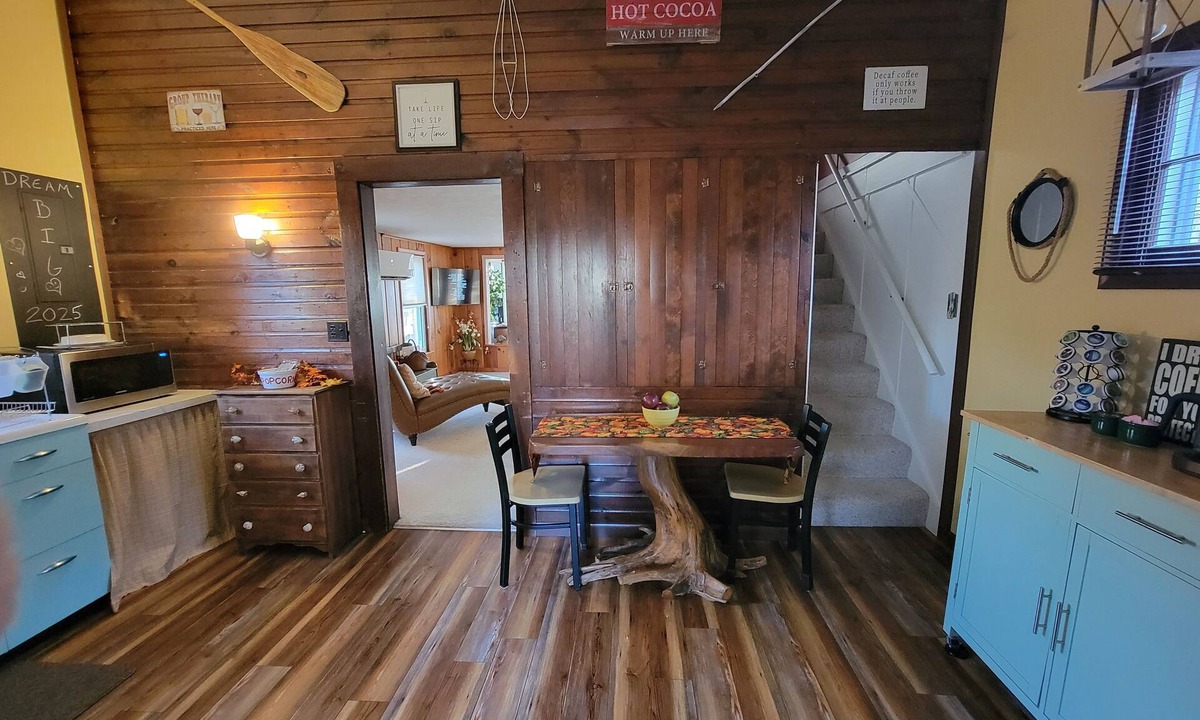 Lakeland Cottage | Nautical Nic's Cozy Lakefront Cottage